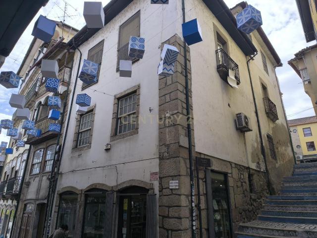Prédio de gaveto no centro histórico de Chaves com rendimento
