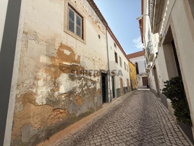 Prédio de dois pisos em Santarém