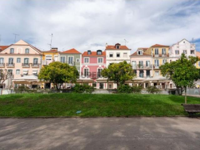 Prédio de habitação com três apartamentos e loja em Belém