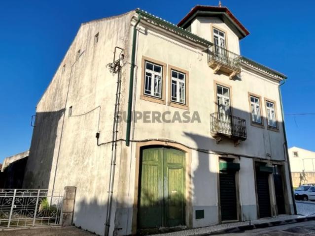 Prédio de habitação e comércio em Figueiró dos Vinhos