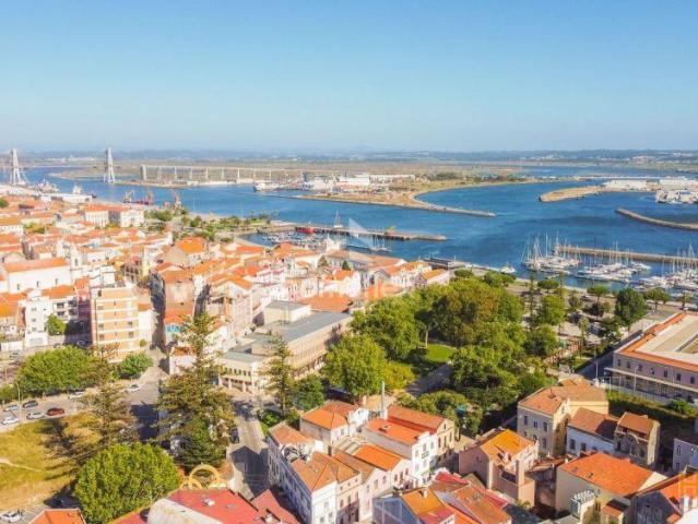 Prédio de Traça Antiga no centro da cidade! | 26084059279