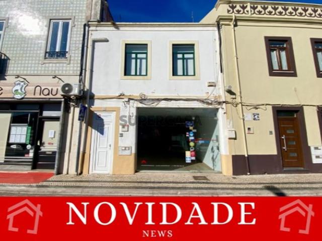 Prédio de uso misto no centro da Cidade de Peniche