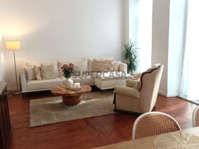 Prédio de uso misto à venda na rua Bulhão Pato parcialmente remodelado