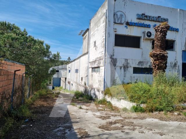 Prédio destinado a Indústria e armazém, em Macieirinha, Leiria