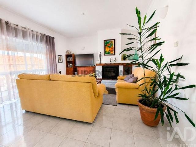 Prédio em Comenda de 334 m²