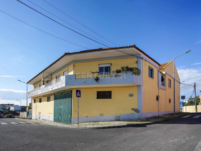 Prédio em Camarate para venda