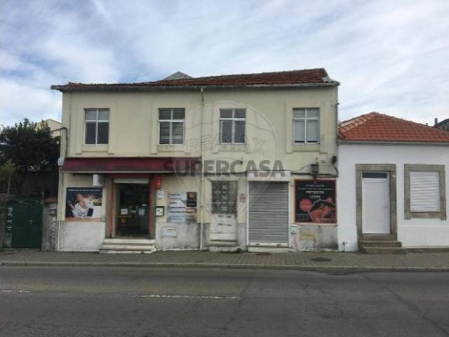 Prédio em Canelas