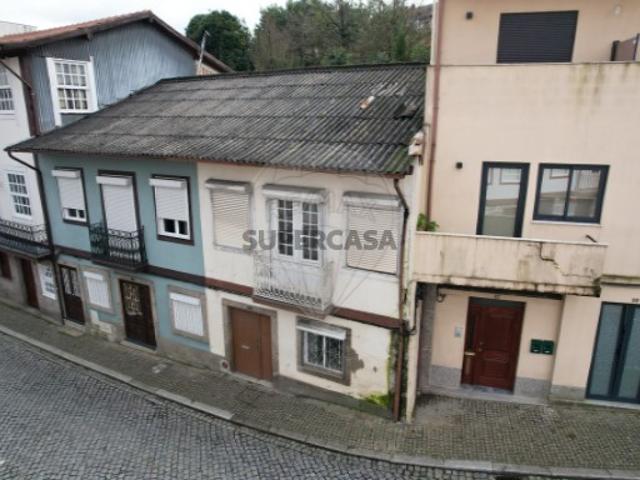 Prédio em Creixomil