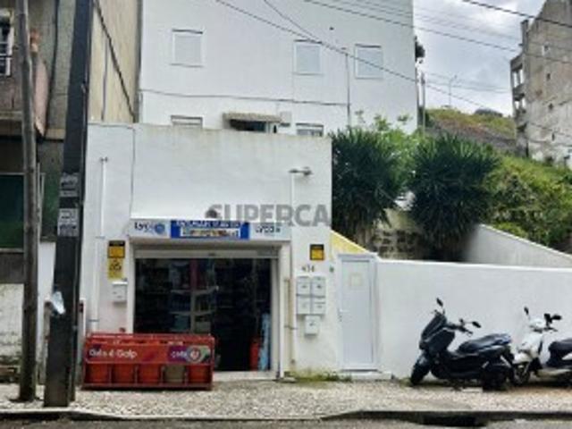 Prédio em Encosta do Sol