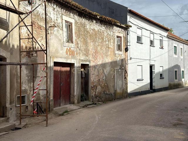 Prédio em estado de ruína, no centro de Runa
