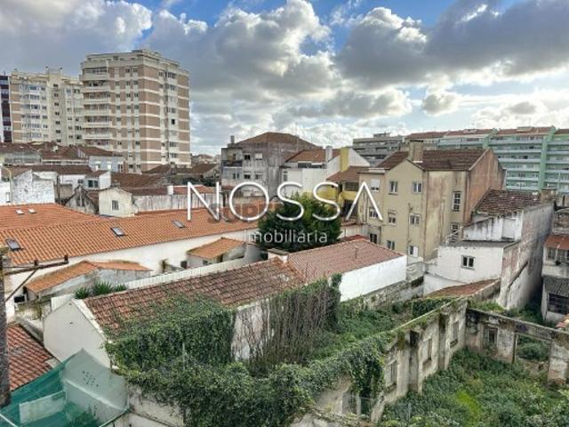 Prédio em Nossa Senhora do Pópulo, Coto e São Gregório