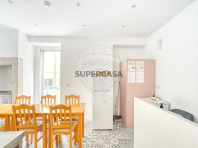 Prédio em S.Maria e S.Miguel, S.Martinho, S.Pedro Penaferrim