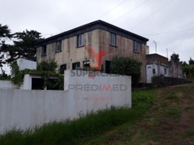 Prédio em São Mateus da Calheta