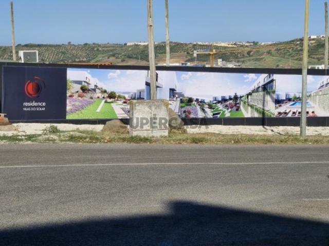 Prédio em Santo António dos Cavaleiros e Frielas