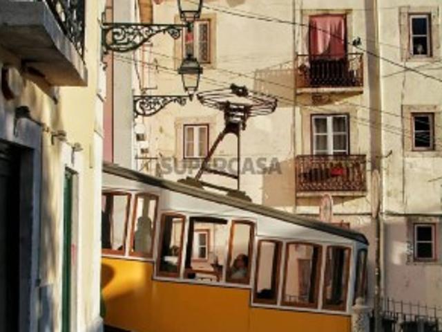 Prédio em Santo António dos Cavaleiros e Frielas