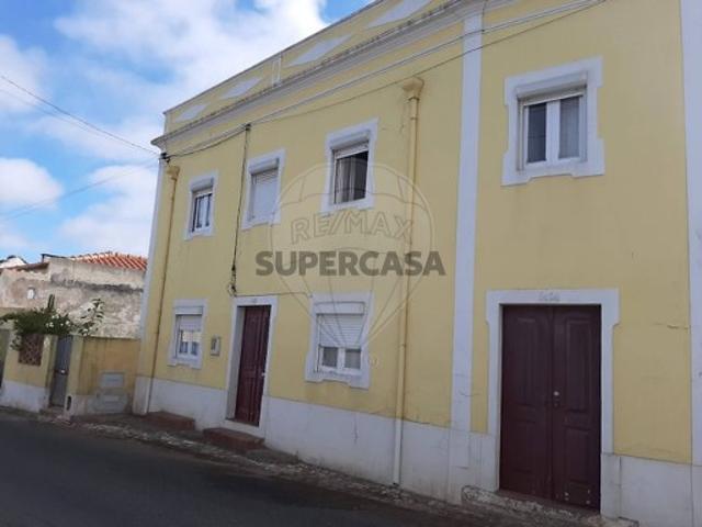 Prédio em Santo Onofre e Serra do Bouro