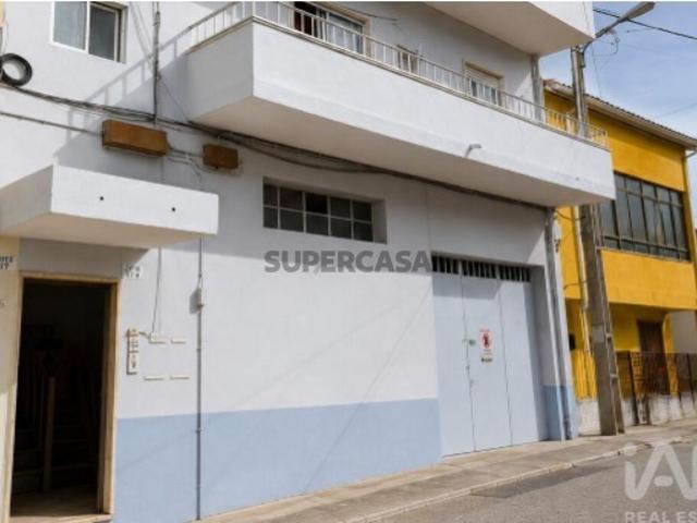 Prédio em Póvoa de Santo Adrião e Olival Basto de 170,71 m²