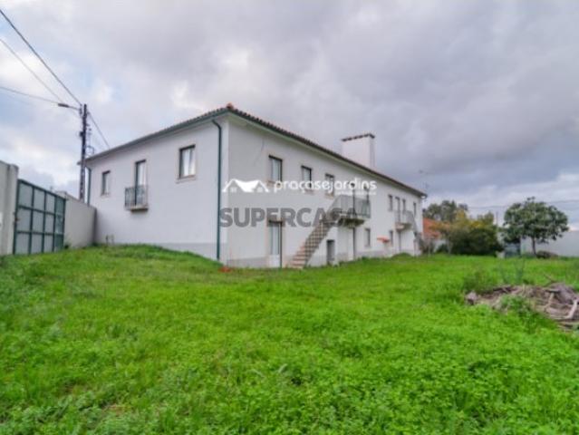 Prédio em Parceiros e Azoia