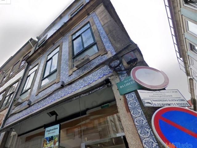 Prédio em plena baixa do Porto. Rua mártires da Liberdade com Loja na cave e rés do chão e dois pisos superiores a funcionar como A.L. | 26083930731