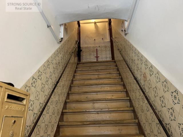 Prédio em Propriedade Horizontal em zona história e prestigiada, centro da Graça, com 2 pisos e 4 apartamentos T2, dois arrendados até maio e Novembro de 2027 517,00 € e 766,80 €. Oportunidade para habitação familiar ou para investimento!