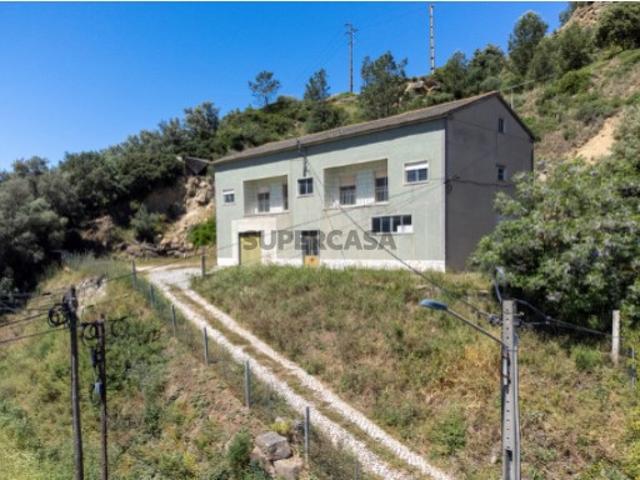 Prédio em propriedade total com 2 Apartamentos T3 e com 2 Garagens com 242m2 no total área total do terreno 3496m2 Oportunidade de INVESTIMENTO!