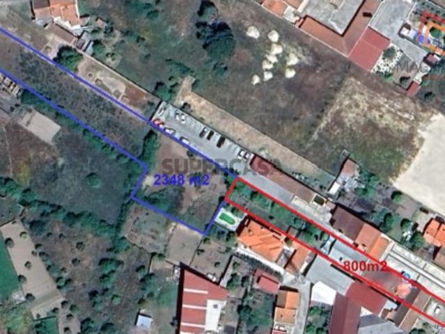 Moradia em Propriedade Total com 3 apartamentos T3, + 1 apartamento T4, garagem para 5 carros, + garagem para 1 carro, espaço comercial, parqueamento e logradouro em Parcela urbana com 800 m² em Alferrarede, Abrantes, Santarém