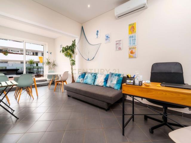 Prédio em Propriedade Total | Guest House Ativa | 3 Apartamentos + Sub Cave | 2 Garagens BOX |