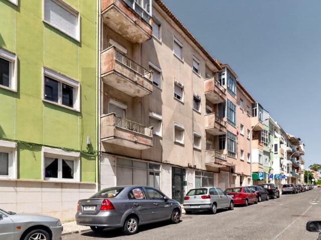 Prédio em Propriedade Total no Centro da Amadora