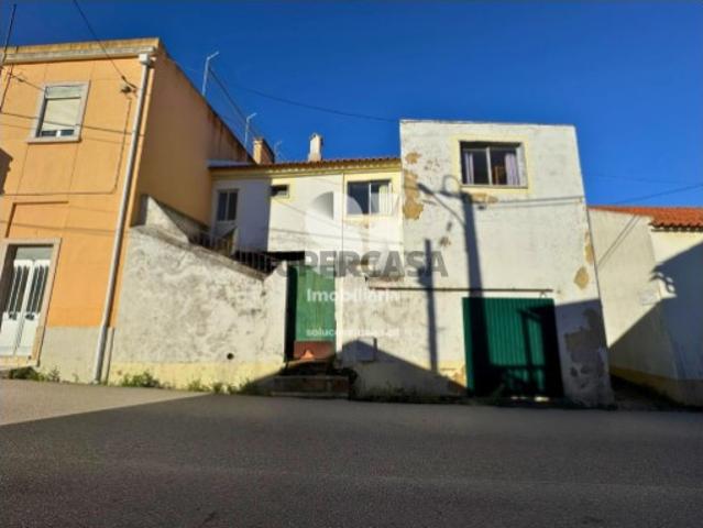 Prédio em União Freguesias Santa Maria, São Pedro e Matacães