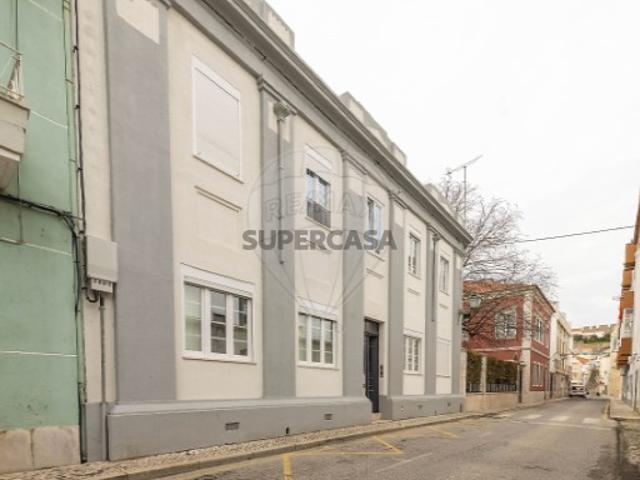 Prédio em União Freguesias Santa Maria, São Pedro e Matacães
