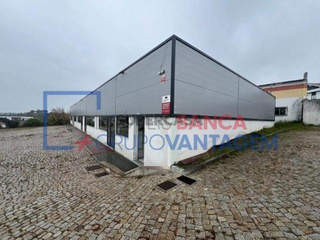 Prédio em Vila Franca das Naves e Feital