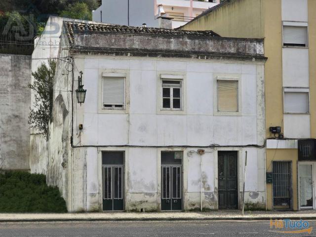 Prédio em zona central e histórica de Alenquer para renovação total ou demolição | 26064082927