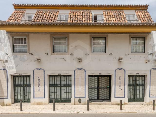 Prédio emblemático no Centro de Azeitão