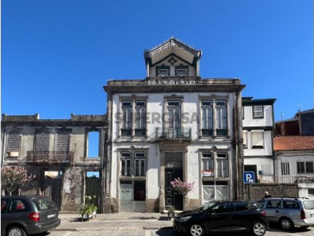 Prédio Emblemático no Centro Histórico de Lamego