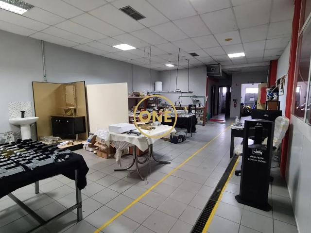 Prédio + empresa em funcionamento + marca de torneiras