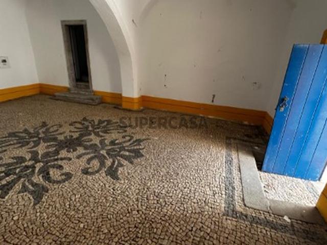 Prédio histórico no centro de Évora com elevado potencial de valorização