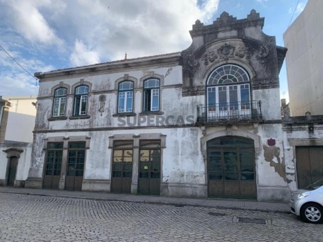 Prédio Histórico no Coração da Vila de Caminha