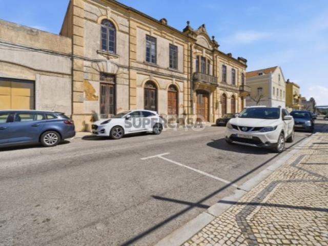 Prédio Histórico de Excelência no Coração da Figueira da Foz