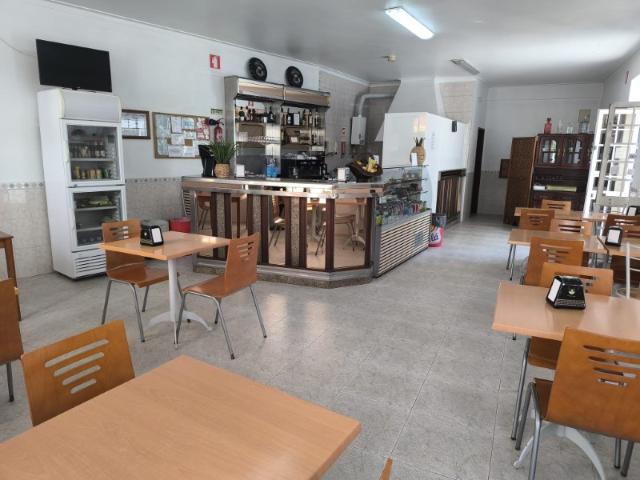 Prédio Inteiro no Centro do Montijo Café Equipado + Habitação T2 com Sótão