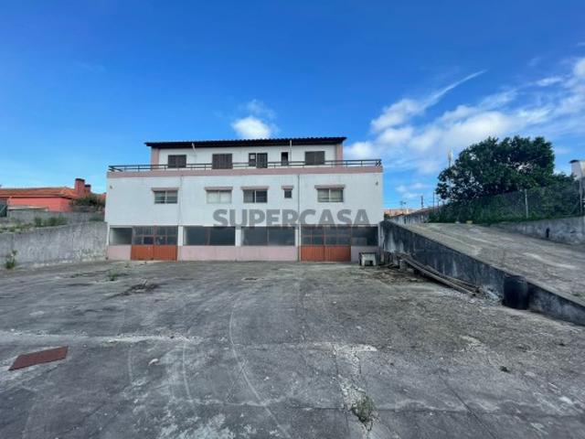 Prédio junto a Estrada Nacional com amplas possibilidades
