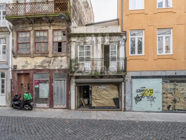 Prédio junto à Praça dos Poveiros Excelente Oportunidade no Porto