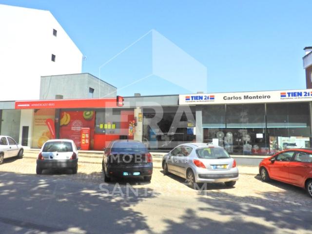 Prédio localizado em Pernes