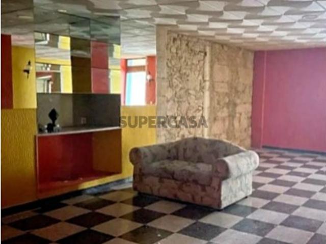 Prédio localizado junto ao Rio Ave, em Vila do Conde