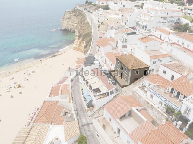 Prédio, Lagoa e Carvoeiro