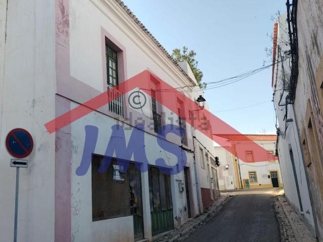Prédio, Lagoa e Carvoeiro