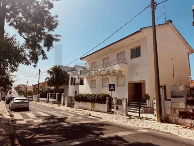 Prédio Misto com 2 T3 Habitação + Armazém Industrial | Excelente Investimento
