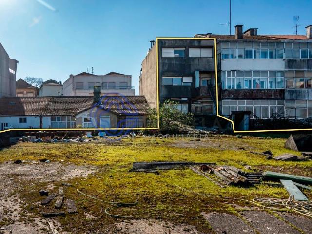 Prédio misto de três pisos no Porto 360m² Paranhos