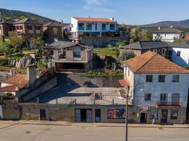 Prédio Misto em Canelas, Arouca: Comércio, Habitação e Projeto Pré Aprovado