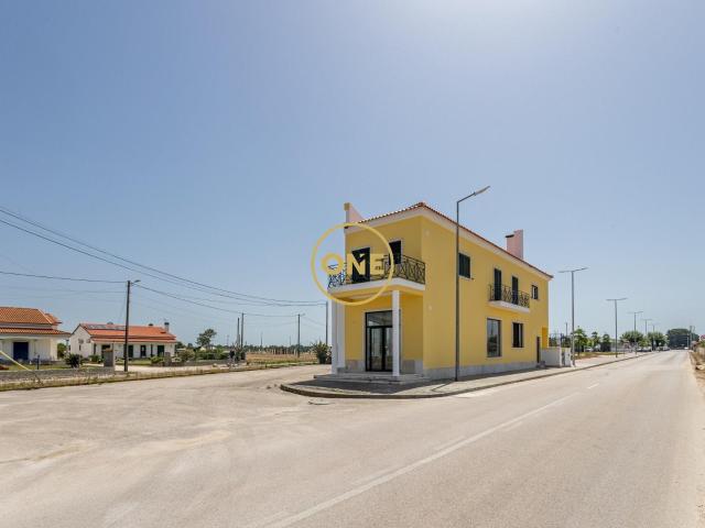 Prédio Misto em Propriedade Horizontal | Loja + Habitação T4 | Foros de Salvaterra