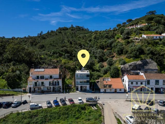 PRÉDIO NOVO, COM 2 APARTAMENTOS T1 E ESPAÇO COMERCIAL NO CENTRO DE ALJEZUR